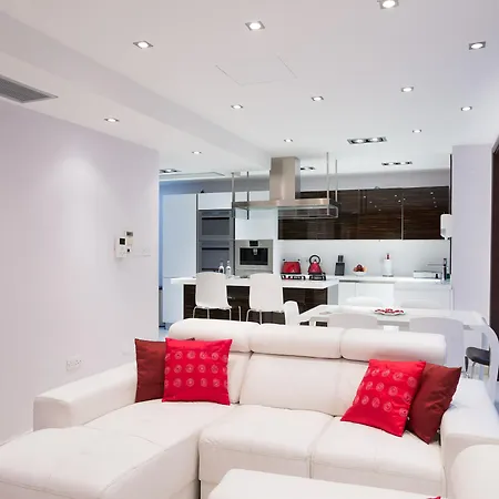 Instyle Aparthotel San Ġiljan